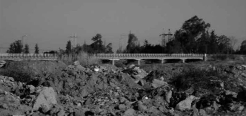 Basural espontáneo en la margen norte del cauce del río Mendoza a la altura del
puente de Barrancas ruta provincial N°14, Maipú, Mendoza, Argentina.